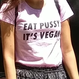 Vorrei spiegare alla prioritaria della tshirt la teoria degli insiemi:I vegani umani mangiano poche cose.I vegetariani umani mangiano tutto quello che mangiano i vegani più altro.I carnivori umani (detti onnivori) mangiano quello che mangiano i vegetariani e di conseguenza anche i vegani… Chi vuole intendere intenda… Oggi ero a wlasvegan al circolomagnolia perché anche se non sono vegano so che ci sono cose buone ed io amo il cibo, tutto.Il gelato vegan della gelateria fior di loro di Sesto San Giovanni ad esempio era ottimo (pistacchio salato e mandorla salata, spettacolo) e lo zenzero essiccato senza zucchero che ho comprato è spettacolare.Quello che però non mi piace di alcuni vegani è l&039;estremismo.Tipo quelli che ti augurano La morte se mangi carme, quelli che la augurano ai tuoi figli, insomma quelli che esagerano sempre.Sembra una setta.Io sono per un consumo di carne consapevole, per l&039;eliminazione degli allevamenti intensivi con conseguente giusto aumento del costo della carne ed una informazione consapevole già dalla scuola.O per la carme allevata in laboratorio alla quale mi dicono siamo vicini.Siate buoni se potete e mangiate quello che dice la signorina, tutti.
