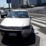 Vado un attimo al bar a prendere un caffè…Numero uno!parcheggiosulmarciapiede parcheggimilanesi parcheggiosullestrisce perchèiosonoioevoinonsieteuncazzo milaneseimbruttito Grazie @whatpollysees per la foto