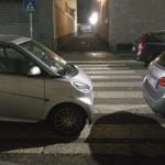 Il bello della smart è che puoi parcheggiarla ovunqueparcheggiosullestrisce parcheggimilanesi perchèiosonoioevoinonsieteuncazzo milaneseimbruttito milano @cittadimilano