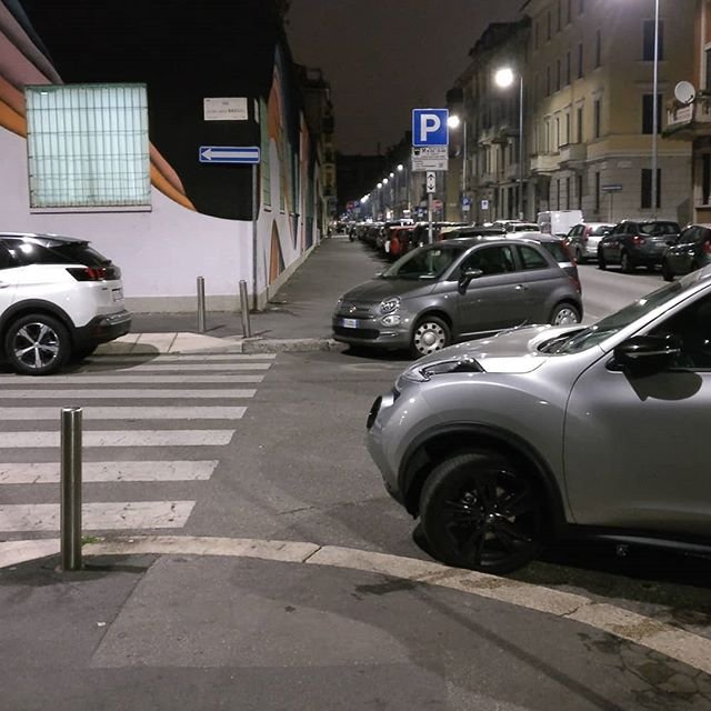 Certe sere Milano regala un&039;enciclopedia su come non si deve parcheggiare.Qui abbiamo insieme tre esempi di parcheggio da manuale.parcheggiosullestrisce parcheggioincurva numero unoParcheggio in curva numero duemilaneseimbruttito milano percheiosoioevoinonsieteuncazzo Milan parcheggi selvaggi