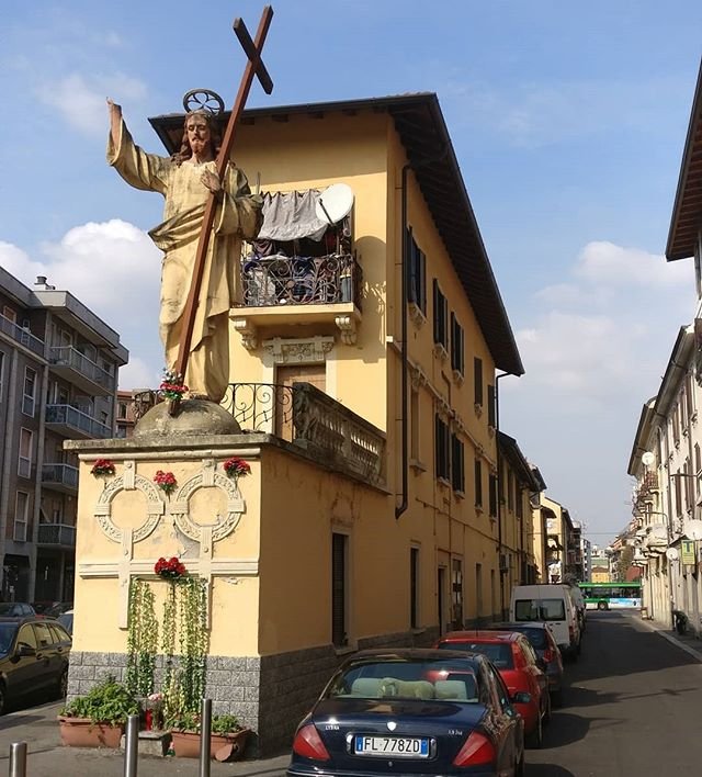 Sapessi com&039;è strano trovare gesù cristo con la croce alto 6 metri sopra un palazzo senza una mano a milano milan statua quellochenontiaspetti why religion salute