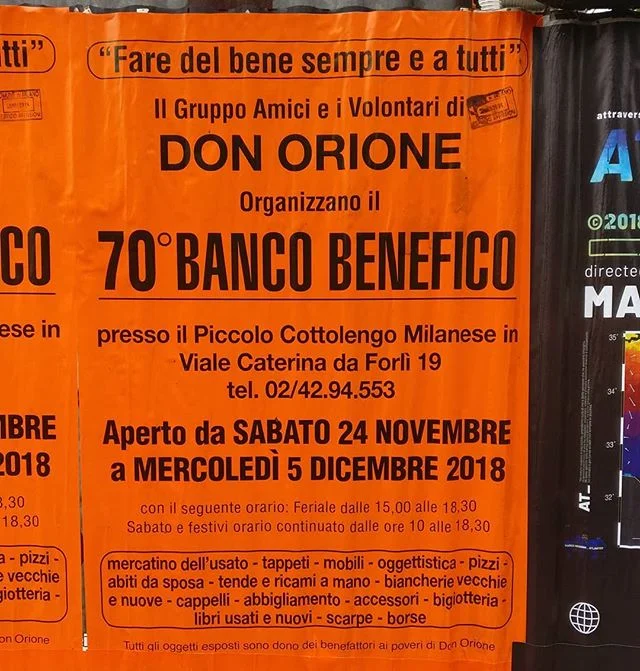 Di fronte al mio ufficio, dall&039;altro lato della strada, ho visto un manifesto arancione.Il mio essere un bambino imprigionato nel corpo di un uomo fa sì che io sia attratto dai colori sgargianti quindi ho attraversato la strada per andare a leggerlo.Per un momento sono tornato talmente bambino, una scritta mi ha trascinato nel ricordo di mio padre ed ho sorriso.Mi sono goduto l&039;attimo, sono andato a bere un caffè, sono tornato ed ho fotografato il manifesto.ricordi papà &xfe0f; malinconia