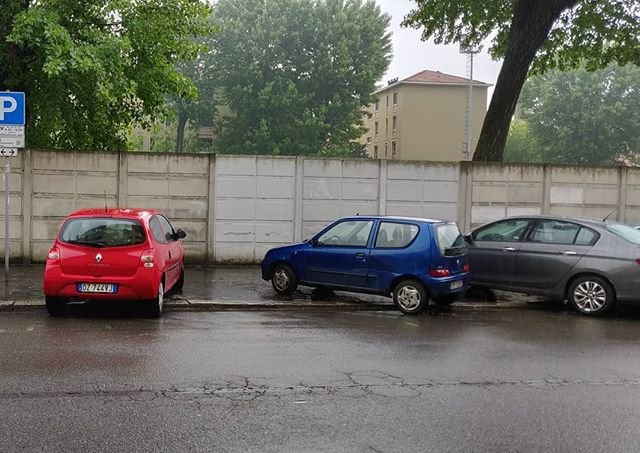 Da un lato due parcheggi a lisca di pesce dell&039;altro un parcheggio a testadicazzo parcheggimilanesi percheiosoioevoinonsieteuncazzo milaneseimbruttito Milanomilan milanofashionweek park