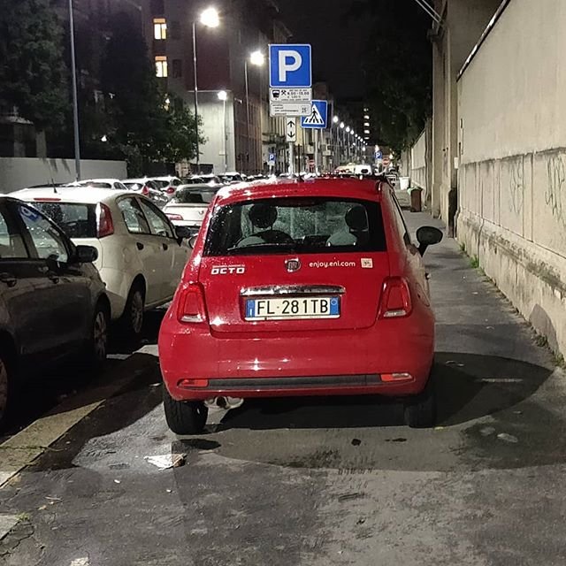 @enjoy_eni questa è una delle vostre Auto lasciata questa notte 29/05/2019 a Milano in via Barrili al civico 31 in mezzo al marciapiede.L&039;ho vista alle 00: 30 e questa mattina alle 7 era Ancora lì.Bloccava completamente il passaggio.Potreste spiegare al genio che la noleggiata per ultimo che &034;puoi parcheggiare dove vuoi&034; non vuol dire &034;puoi parcheggiare alla cao ovunque e fregartene degli altri&034;?Grazie parcheggiosulmarciapiede parcheggimilanesi milaneseimbruttito percheiosoioevoinonsieteuncazzo Milano enjoy car sharing Milan