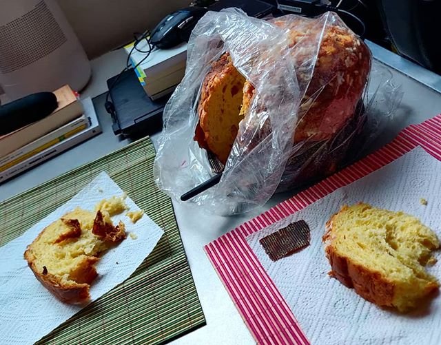 Chi fa #colazione con la #veneziana dello @ziolelepizza il primo dell'anno fa colazione con la veneziana di #zio Lele tutto l'#anno#2020 #pornfood #breakfast #panettone #panettoneartigianale # #