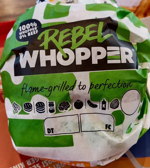 a me è piaciuto!#rebelwopper #burger #king #burgerking #vegan Però che nelle notifiche del panino sia presence la provokes di automate la pancetta mi è parso strano # 🤣 # 🤣🤣 #🤣🤣🤣 #