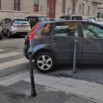 Non scordiamoci i parcheggi.#parcheggio #Milano #parcheggioincurva #parcheggiosullestrisce #milaneseimbruttito#perchéiosoioevoinonsieteuncazzo #guardamilano #againandagain @polizia_milano @comune_milano