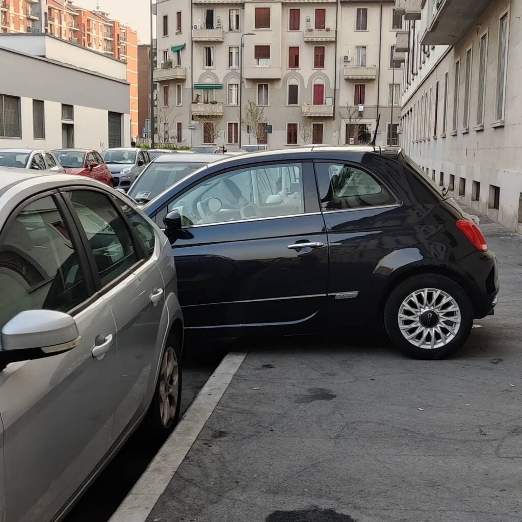 Ogni tanto basta cambiare punto di vista no?#parcheggio #Milano #parcheggioincurva #parcheggiosullestrisce #milaneseimbruttito#perchéiosoioevoinonsieteuncazzo #guardamilano #againandagain @polizia_milano @comune_milano