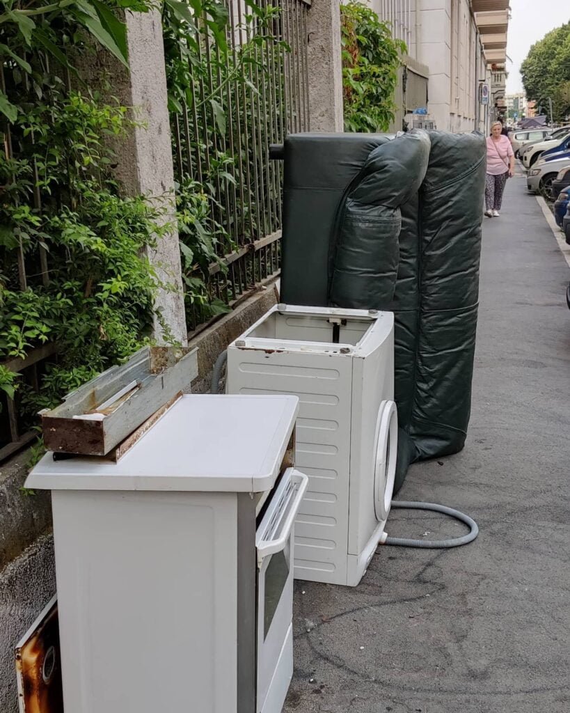 Ebbene sì, è lo stesso posto dove avevano abbandonato la #poltrona.Questa volta abbiamo un #divano una #lavatriceEd una #cucina con #forno e fornelliPerché? Perché contestualmente alla pubblicazione social della foto ho provveduto ad inviare una segnalazione al @comune_milano con la fantastica app #puliamo con cui è possibile indicare geolocalizzandoli i rifiuti incivilmente abbandonati.In meno di 12 ore lo hanno portato via.Di conseguenza in meno di 12 ore ne hanno lasciati altri.Ho rifatto la segnalazione.#gentedimerda #inciviltà # # # #rifiutiurbani #benvenutitrairifiuti #inciviltà #percheiosonoioevoinonsieteuncazzo