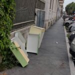 Caro, la cassettiera del bambino ormai è vecchia, dovremmo cambiarla.Tranquilla cara, la butto via e ne compriamo un'altra.Hai bisogno di una mano per portarla in discarica?No, me ne basta una per abbandonarla in strada…#rifiutiurbani #benvenutitrairifiuti #inciviltà #percheiosonoioevoinonsieteuncazzo #instarifiuti #raccoltadifferenziata @comune_milano