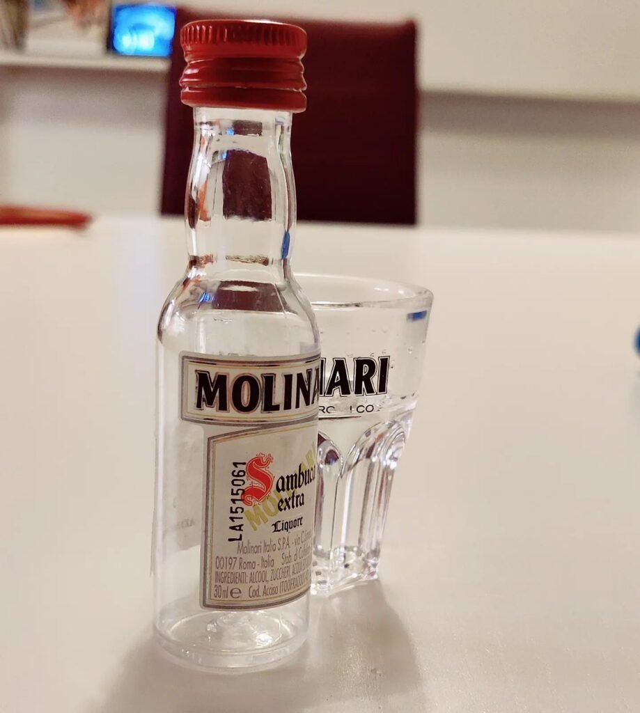 #mini #sambuca #molinariL'avevo in casa da almeno #7 #anni.Ora non c'è più.