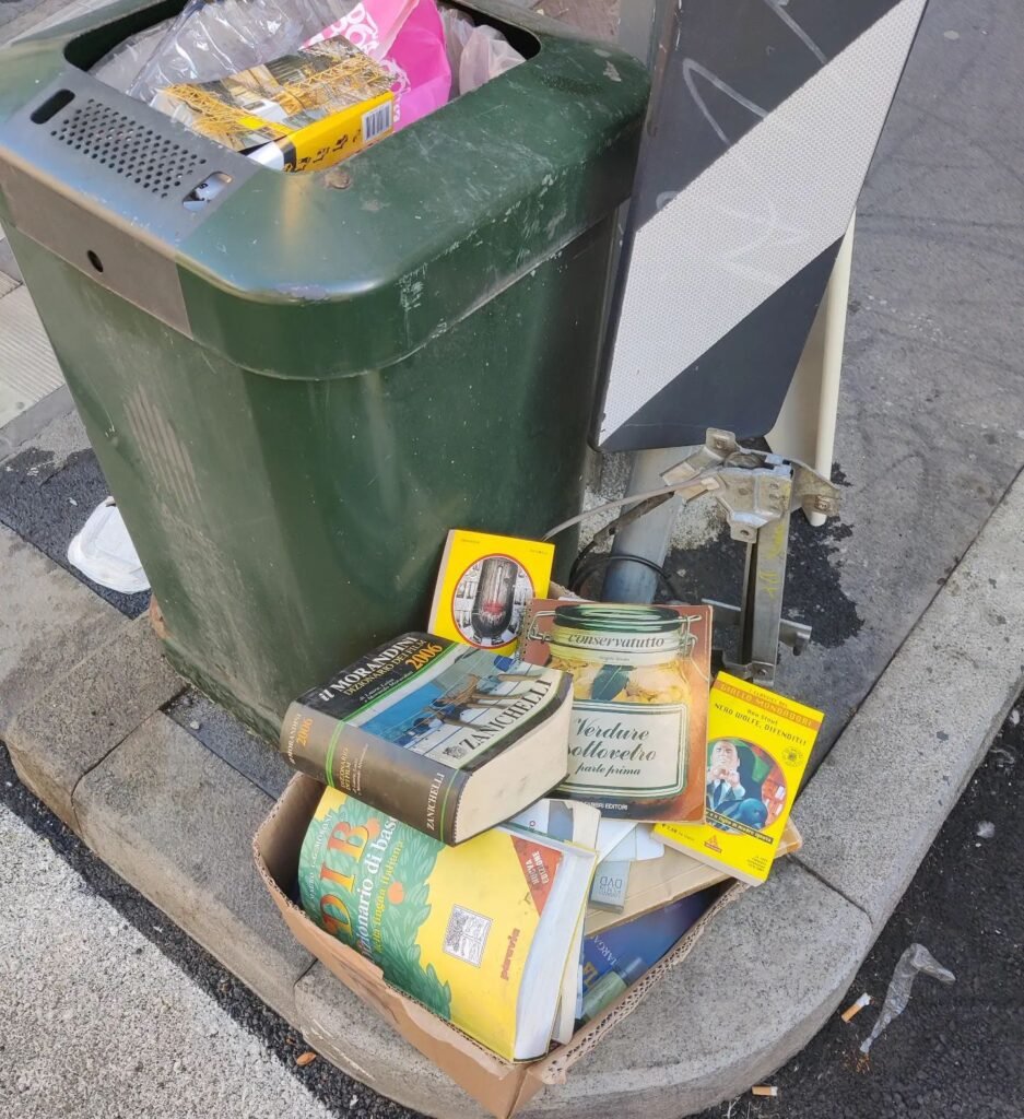 Quando vedo dei #libri #abbandonati per la strada mi viene sempre voglia di raccoglierli, poi mi ricordo di non aver spazio in casa e mi palle il cuore.