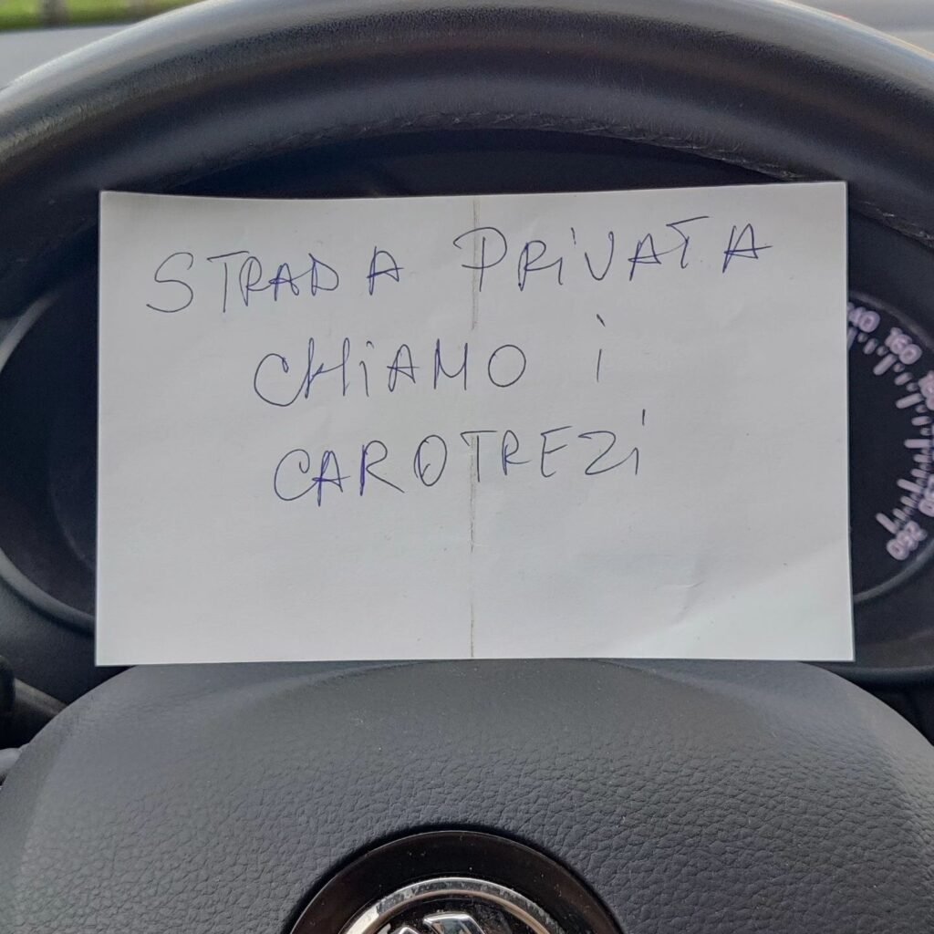 E poi tu, che fa anni pubblico #parcheggimilanesi, vai a #SanGiuseppe, vicino ai lidi ferraresi, parcheggio per andare a mangiare in una friggitoria, e quando esci trovi questo biglietto sotto il parabrezza. Peccato che la stessa non fosse indicata come privata e il divieto di sosta fosse finto.